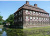 Wasserschloss Oberwerries in den Lippeauen aus dem 17. Jh.. Heute ist das Schloss eine Bildungs- und Begegnungsttte sowie ein Veranstaltungsort fr reprsentative Empfnge der Stadt Hamm. Auch wird es von Schulen und Vereinen genutzt.