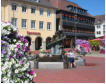 Marktplatz. Hier stand bis 1944 das Alte Rathaus. Die Sparkasse wurde nach dem historischen Vorbild erbaut.